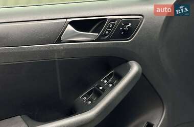 Седан Volkswagen Jetta 2010 в 