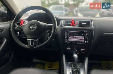 Седан Volkswagen Jetta 2010 в 