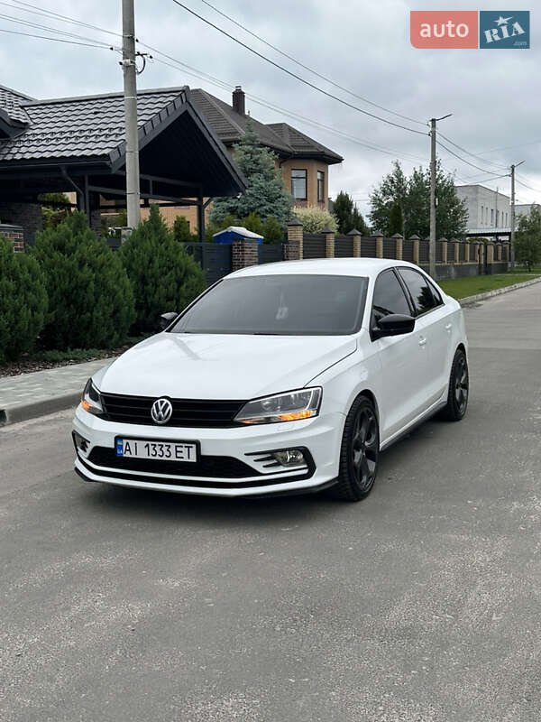 Седан Volkswagen Jetta 2015 в 