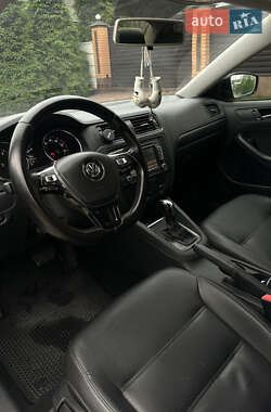 Седан Volkswagen Jetta 2015 в 