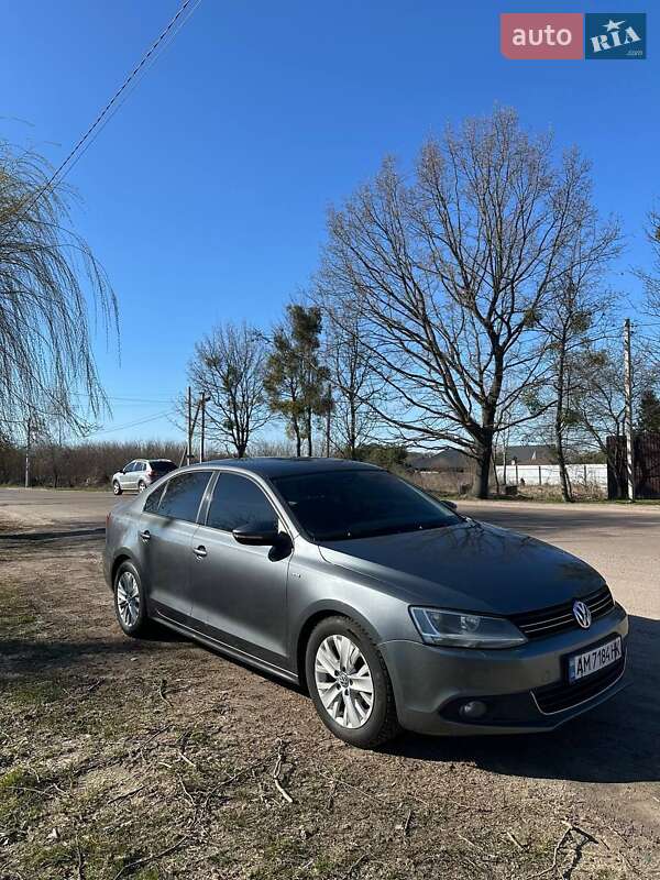 Седан Volkswagen Jetta 2013 в 