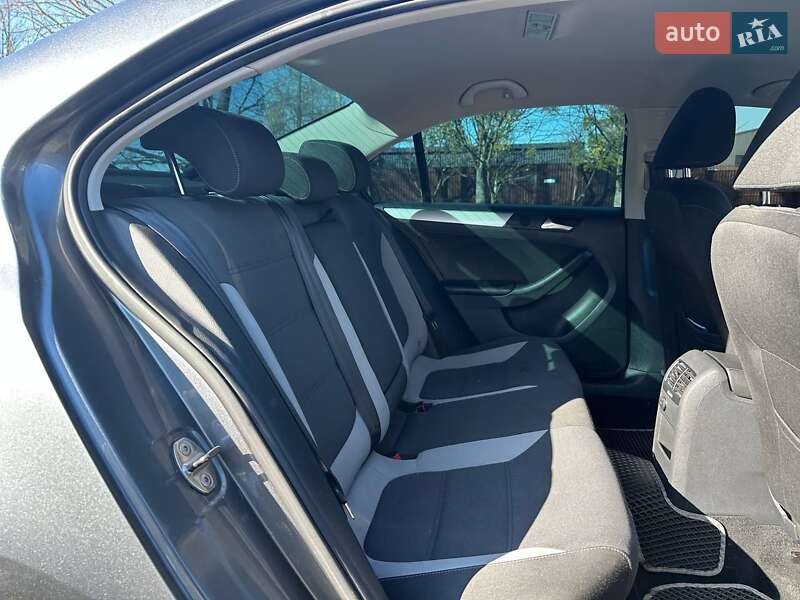 Седан Volkswagen Jetta 2013 в Житомире