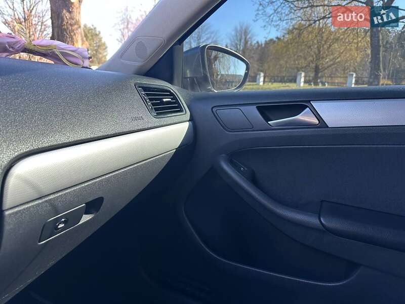 Седан Volkswagen Jetta 2013 в Житомире