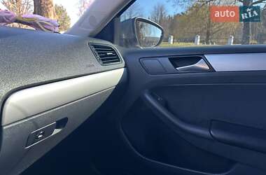 Седан Volkswagen Jetta 2013 в 