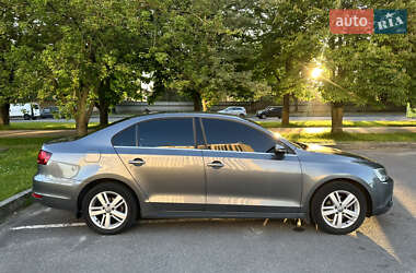Седан Volkswagen Jetta 2013 в 