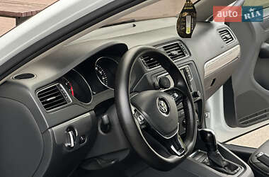Седан Volkswagen Jetta 2015 в 