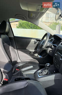 Седан Volkswagen Jetta 2013 в 