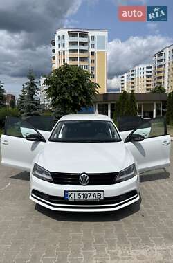 Седан Volkswagen Jetta 2016 в 