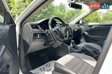 Седан Volkswagen Jetta 2016 в 