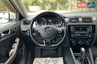 Седан Volkswagen Jetta 2016 в 