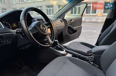 Седан Volkswagen Jetta 2011 в 