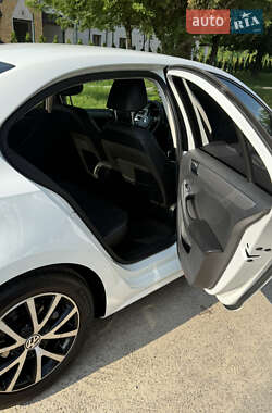 Седан Volkswagen Jetta 2016 в 