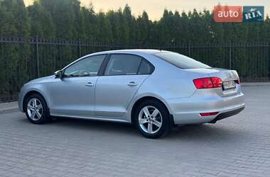 Седан Volkswagen Jetta 2011 в 
