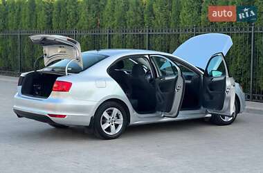 Седан Volkswagen Jetta 2011 в 