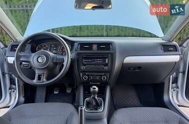 Седан Volkswagen Jetta 2011 в 