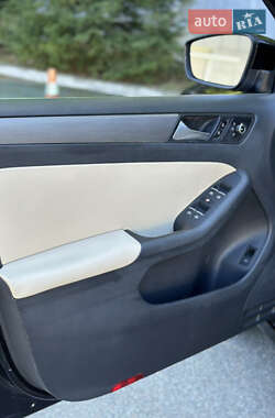 Седан Volkswagen Jetta 2013 в 