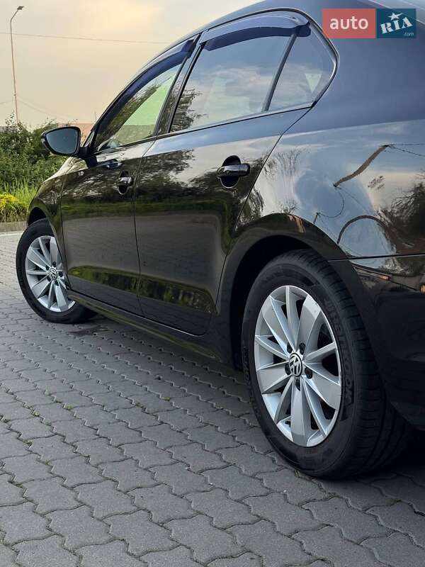 Седан Volkswagen Jetta 2016 в Ужгороді