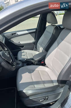 Седан Volkswagen Jetta 2015 в 