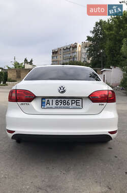 Седан Volkswagen Jetta 2013 в 