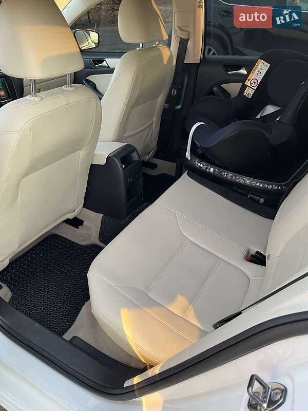 Седан Volkswagen Jetta 2012 в Львове