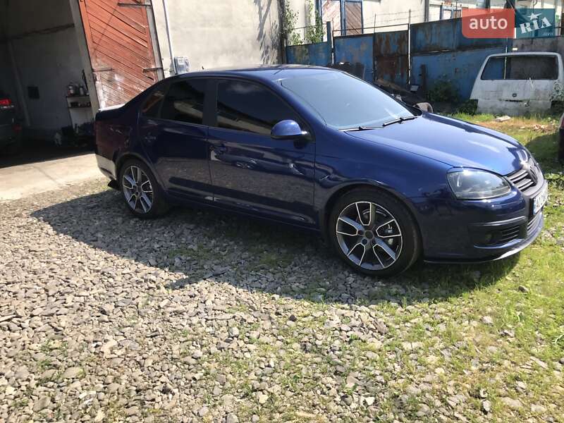 Седан Volkswagen Jetta 2005 в Хусті