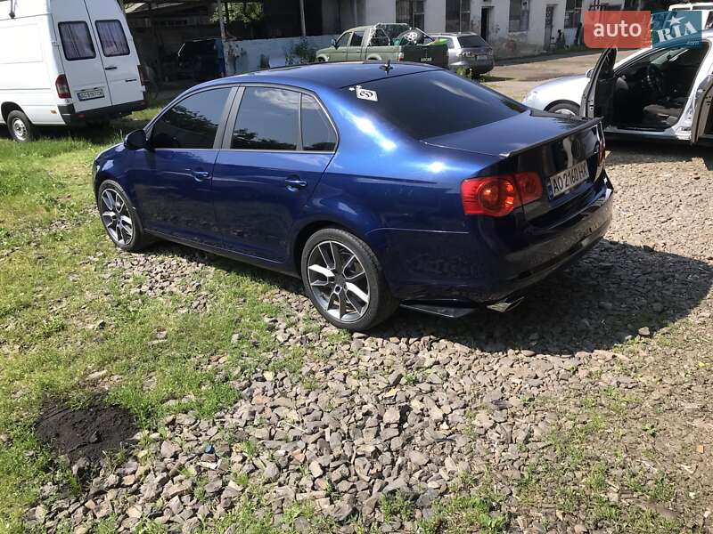 Седан Volkswagen Jetta 2005 в Хусті