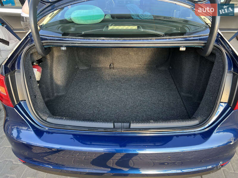 Седан Volkswagen Jetta 2013 в Софіївській Борщагівці