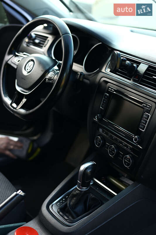 Седан Volkswagen Jetta 2014 в Львові