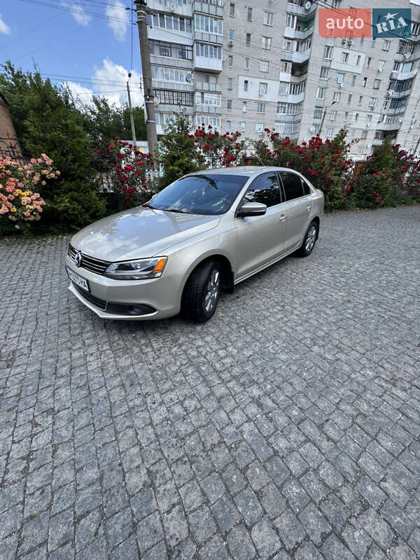 Седан Volkswagen Jetta 2013 в 