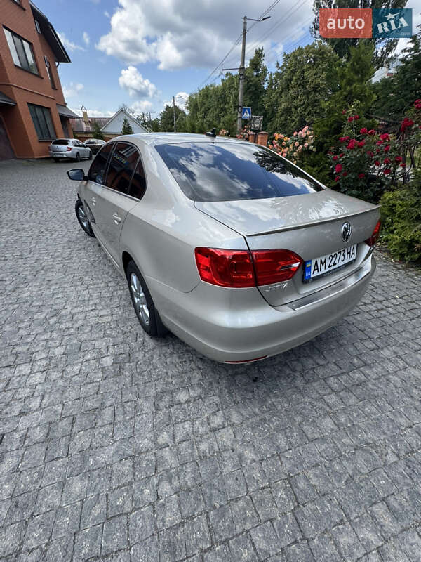 Седан Volkswagen Jetta 2013 в Житомире