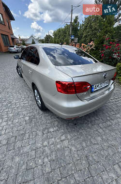 Седан Volkswagen Jetta 2013 в 