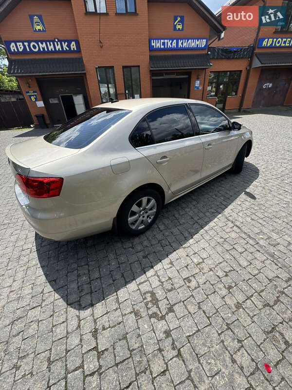 Седан Volkswagen Jetta 2013 в Житомире