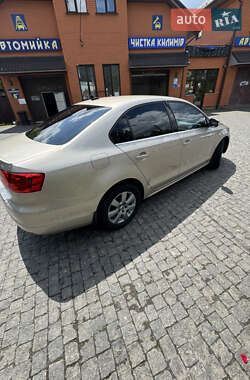 Седан Volkswagen Jetta 2013 в 