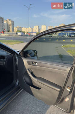 Седан Volkswagen Jetta 2013 в 