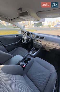 Седан Volkswagen Jetta 2013 в 