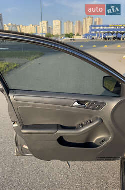 Седан Volkswagen Jetta 2013 в 