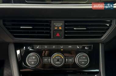 Седан Volkswagen Jetta 2023 в 