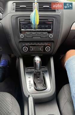Седан Volkswagen Jetta 2011 в 