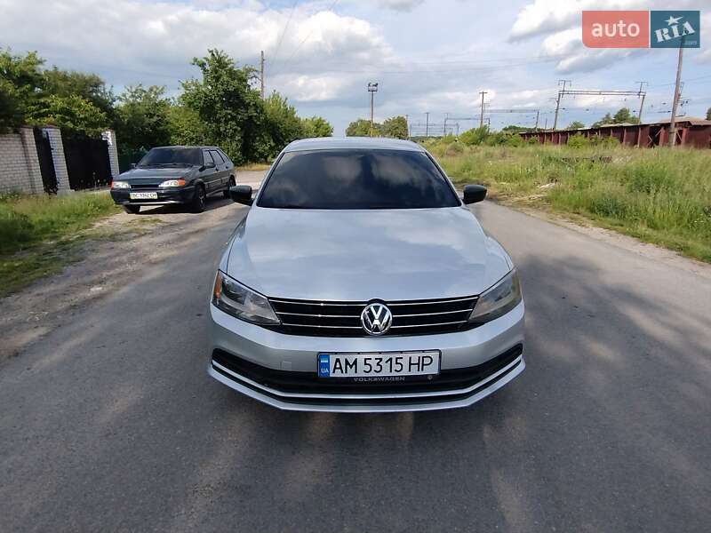 Седан Volkswagen Jetta 2015 в 