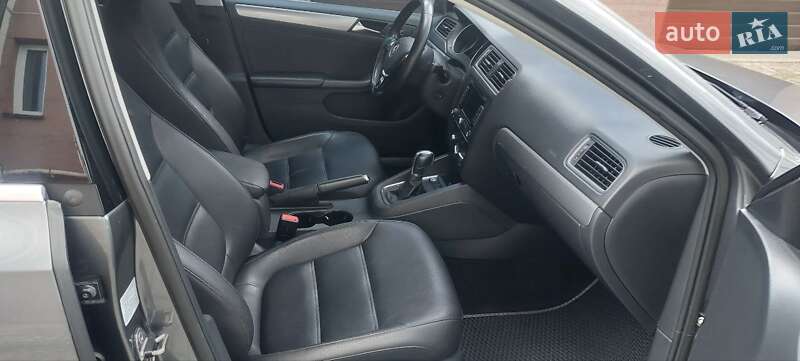 Седан Volkswagen Jetta 2014 в Івано-Франківську