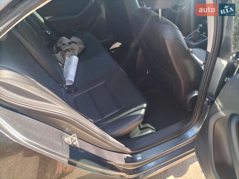 Седан Volkswagen Jetta 2015 в Львові