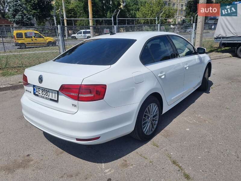 Седан Volkswagen Jetta 2015 в Дніпрі