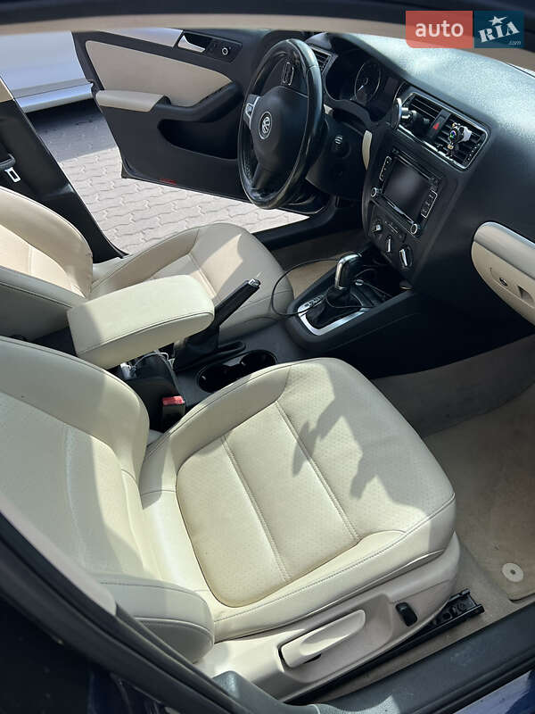 Седан Volkswagen Jetta 2013 в Львові