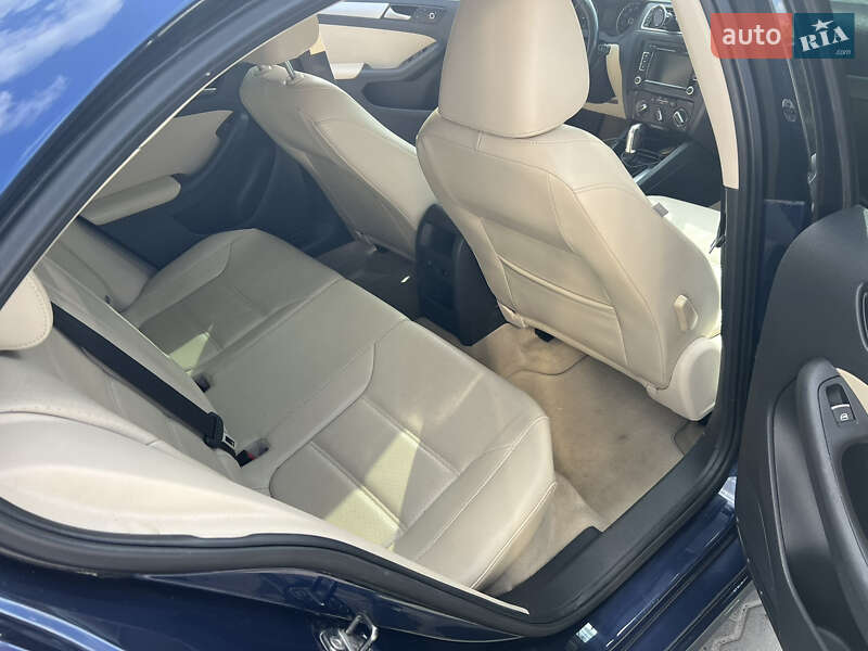 Седан Volkswagen Jetta 2013 в Львові