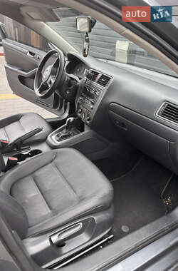 Седан Volkswagen Jetta 2012 в 