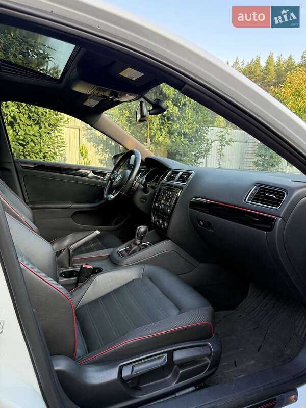 Седан Volkswagen Jetta 2015 в Києві