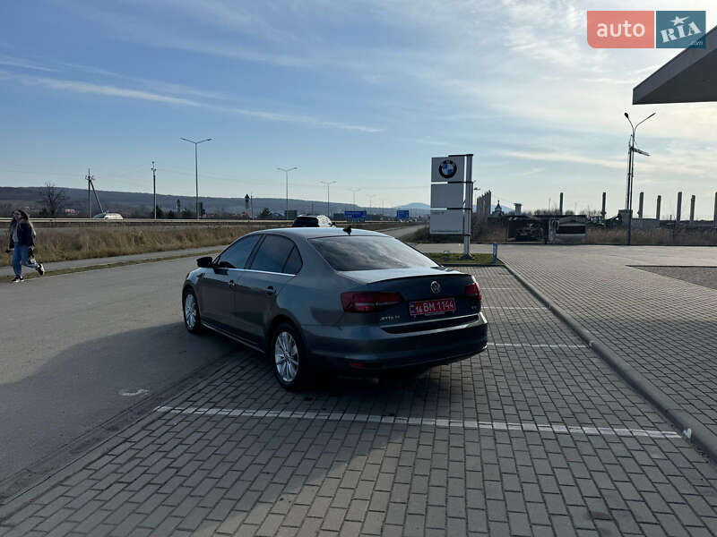 Седан Volkswagen Jetta 2016 в Ужгороде