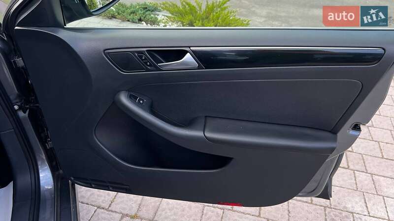 Седан Volkswagen Jetta 2015 в Львове