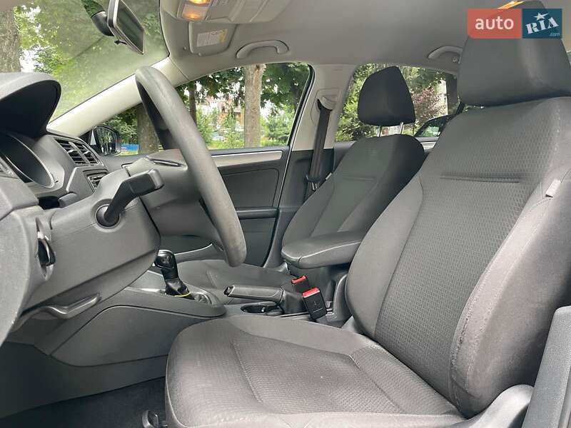 Седан Volkswagen Jetta 2016 в Киеве