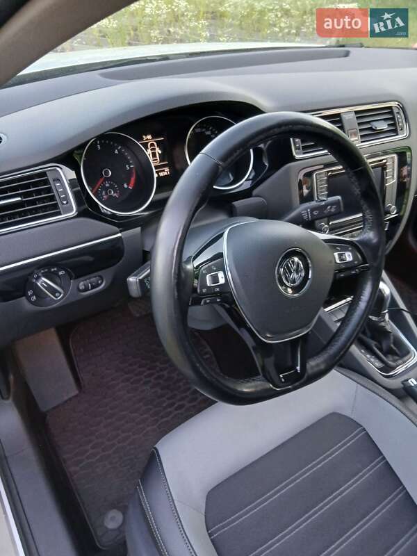 Седан Volkswagen Jetta 2016 в Вишневом
